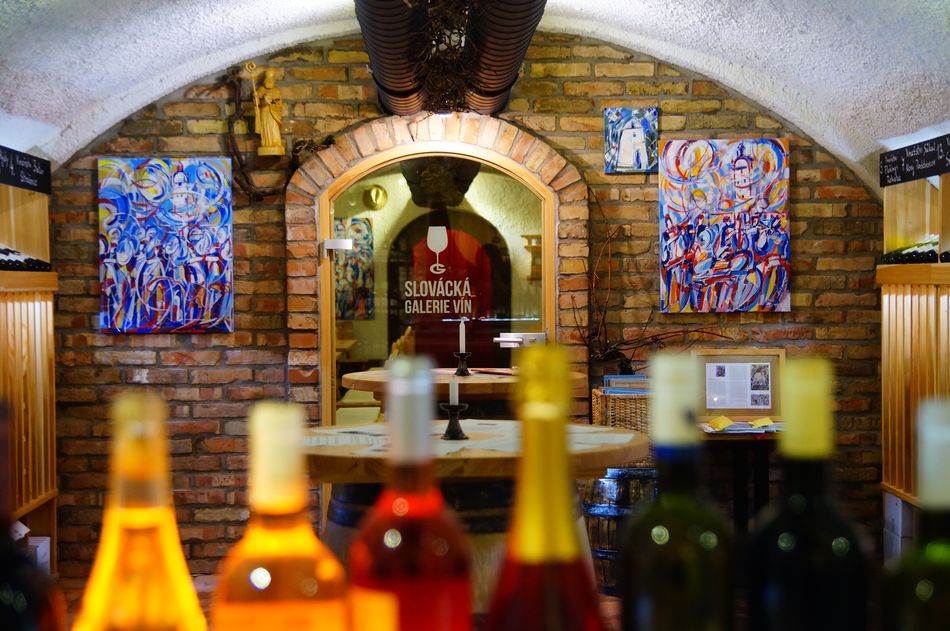 Obrazy Lenky Jurečková ve Slovácké galerii vín v Kyjově