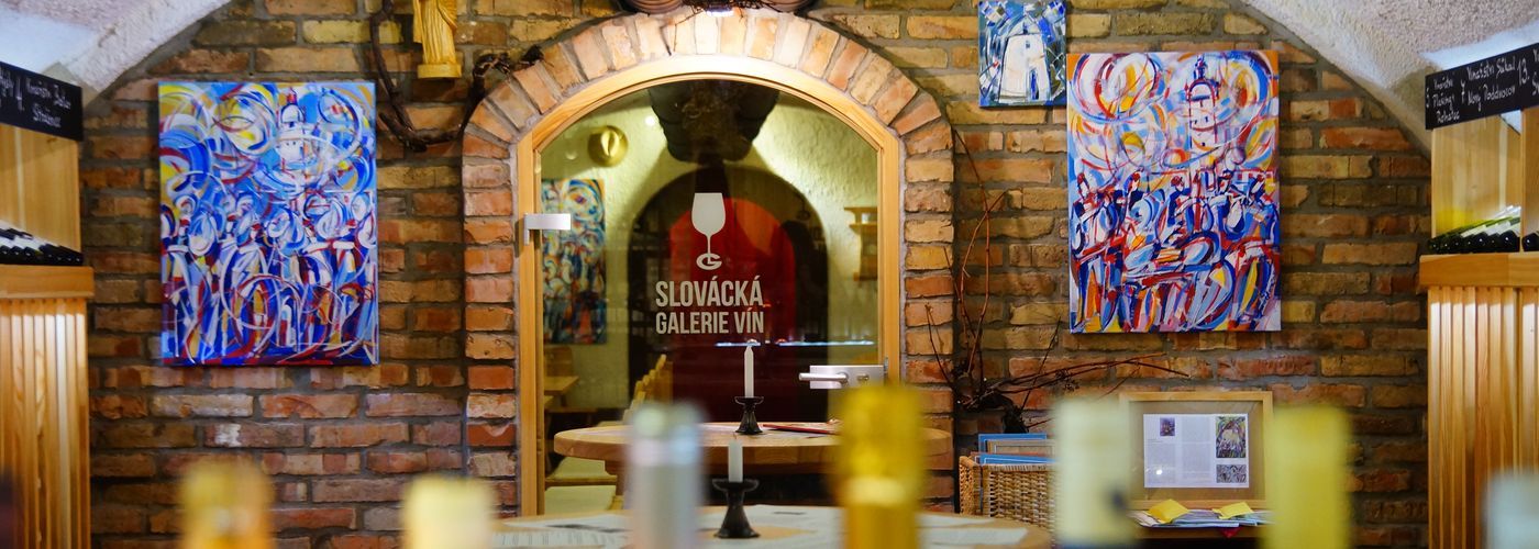 Slovácká galerie vín - interiér s obrazy Lenky Jurečkové